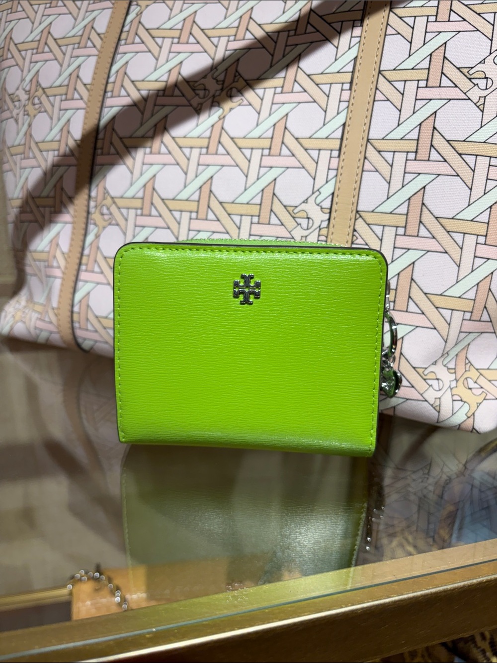 Tory Burch Compact Wallet Thea green  new with tag and charm new